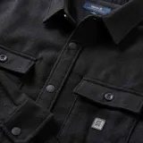 Camisa de franela negra con dos bolsillos frontales con solapa abotonada, corte recto y cierre frontal con botones.