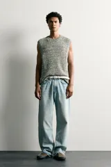Chaleco relaxed fit de punto tejido en hilatura con algodón, con cuello redondo y manga sisa, con acabados en rib.