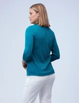 Blusa blanca texturada de poliéster y elastano, con cuello alto y mangas 3/4.