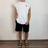 Musculosa blanca de corte oversize con estampado circular en el pecho que incluye caracteres asiáticos.
