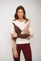 Buzo de tejido de punto con escote en V y diseño de rombos en tonos crudo, marrón y beige, con detalles de líneas finas en color rojo.