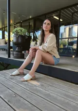 Sandalias chatas de cuero color crudo, fabricadas en Uruguay.