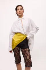 Pantalón capri negro de encaje con calza interior.