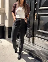 Jean negro de corte recto con lycra, tiro medio y largo a los tobillos.