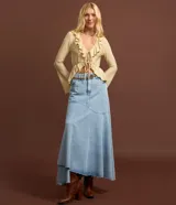 Pollera midi de jeans celeste claro con diseño de recortes y bajo irregular deshilachado. Presenta cintura con trabillas y cierre frontal.