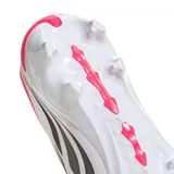 Championes de fútbol Adidas Predator League para terreno firme, con diseño de lengua plegable. Presentan una combinación de colores fucsia vibrante, blanco y detalles en negro, incluyendo las icónicas tres tiras laterales.