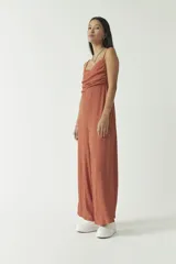 Mono largo de color verde oliva, con escote caído, tirantes finos y pierna ancha.