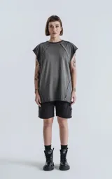 Sudadera sin mangas (tipo musculosa) color gris oscuro con efecto gastado, confeccionada en algodón premium. Presenta recortes diagonales en el delantero y hombros, y un calce oversize.