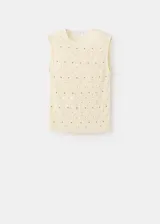 Top sin mangas de tejido texturizado con efecto arrugado y diseño entallado, de cuello redondo y color beige con pequeños detalles brillantes.