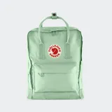 Mochila Fjällräven Känken Classic de color verde menta, confeccionada en tejido Vinylon F resistente. Cuenta con un compartimento principal con cierre de cremallera, un bolsillo frontal con cierre, asas superiores y correas ajustables para los hombros. Incluye el logotipo circular reflectante de la marca en el frente.