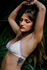 Soutien de doble copa color crudo, confeccionado en mesh de alta calidad con ribetes en color lila, sin aro y con breteles ajustables.