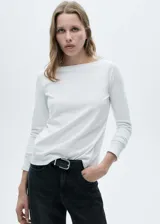 Camiseta blanca de manga larga con diseño recto y cuello barco.