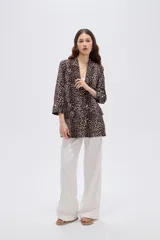 Blazer de viscosa con estampado animal print tipo dálmata en tonos marrones y beige, con cuello solapa y mangas 3/4.