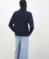Jersey de cuello alto y manga larga, confeccionado en mezcla de acrílico, poliéster, poliamida y lana.