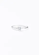 Anillo de plata 925 con engarce de cuatro puntas y una piedra central de topacio celeste de 4mm de diámetro.