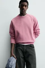 Sudadera regular fit color azul, de cuello redondo, manga larga ranglán y efecto lavado con acabados en rib.
