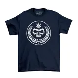 Remera de algodón color azul marino con estampa frontal en color blanco que presenta una calavera rodeada por una corona de laureles y una hoja de cannabis en la parte superior.