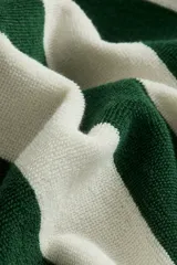 Bata larga confeccionada en suave algodón rizado, con diseño de rayas verticales en color verde oscuro y blanco. Cuenta con cuello chal, bolsillos frontales de parche y cinturón ajustable para atar en la cintura.