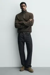 Zapato tipo náutico color verde oliva. Capellada de cuero serraje, con cordones y suela track. Marca Mango Man.