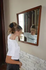 Remera blanca de algodón, corte ajustado y manga corta, con estampa frontal en negro que dice "I TOLD CHATGPT ABOUT U.".