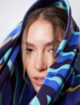 Pashmina cuadrada de satén estampado con diseño de ondas en tonos azul, celeste, marrón y amarillo.