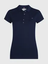 Chomba de corte slim confeccionada en algodón con elastano, de color azul marino. Presenta cuello clásico, cartera con botones y el logo de la marca bordado en el pecho.