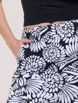 Falda short estampada con diseño floral en blanco y negro, con pretina ancha elastizada, bolsillos delanteros y short interno de la marca Zac & Rachel.