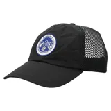 Gorra tipo trucker de color negro con paneles laterales y traseros de malla. Presenta un parche circular bordado en el panel frontal con el logo de Merrell y un diseño de montañas.