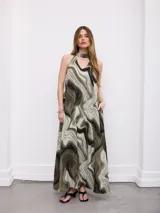 Vestido midi sin mangas, con estampado efecto mármol en tonos marrones y beige, cuello halter y detalle de choker incorporado.