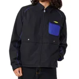 Campera negra con cierre frontal, cuello camisero, bolsillos laterales con solapa y bolsillo superior con parche azul. Detalles de costuras en azul eléctrico.