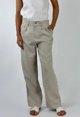 Pantalón de vestir color beige, de corte palazzo y tiro alto.