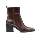 Botas de cuero negro con caña corta, punta cuadrada y taco alto de bloque.