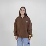 Canguro color marrón con capucha, cierre frontal parcial, bolsillo canguro y cordón ajustable en el dobladillo. Tiene un estampado blanco en el pecho con el texto "PULAU DESIGN DEPT." y un parche amarillo en la manga izquierda.