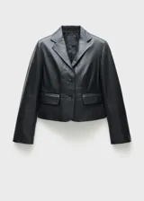Americana entallada de cuero ovino negro con solapas de muesca, cierre con botones y dos bolsillos delanteros con solapa.