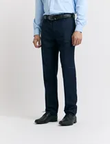 Ambo de corte clásico compuesto por saco de dos botones y pantalón de vestir a juego. El saco cuenta con solapas de muesca, bolsillos laterales con solapa y un bolsillo en el pecho. El pantalón presenta un corte recto y limpio.