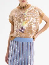 Chaleco de tejido de punto color marrón con diseño holgado, cuello redondo y sisas amplias. Presenta un estampado frontal de cerezas con llamas, completamente bordado con lentejuelas brillantes.