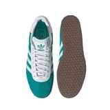 Championes adidas Gazelle edición especial Liverpool FC, color verde esmeralda con las icónicas tres tiras blancas laterales y suela de goma color marrón. Presenta el detalle del nombre del club en letras doradas sobre el lateral.