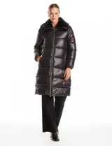 Campera puffer larga de acabado satinado en color beige. Presenta un diseño capitoneado horizontal, cuello amplio revestido en piel sintética, cierre frontal bidireccional y bolsillos laterales con cremallera.