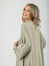 Kimono largo color verde oliva, con mangas anchas y bordes de satén.