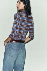 Jersey de punto con cuello subido y mangas tres cuartos, con diseño de rayas horizontales en tonos azules, bordó y beige.