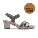 Sandalia de cuero color peltre, con taco cuadrado y dos tiras anchas sobre el empeine. Cuenta con una tira elástica en el tobillo y tecnología Low Impact para mayor comodidad.