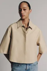 Chaqueta corta Zara ZW Collection de color beige, con cuello solapa, manga por debajo del codo, bolsillos laterales ocultos y cierre frontal con botones ocultos bajo solapa.