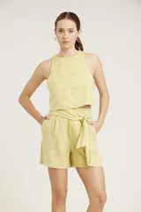 Top crop color verde claro, sin mangas y con cuello redondo.