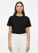 Camiseta básica de manga corta y cuello redondo, color negro, con corte regular.