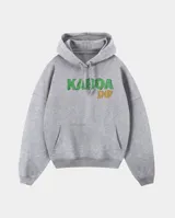 Canguro gris con capucha y bolsillo frontal tipo canguro. Presenta un estampado gráfico en el pecho con la inscripción 'KABOA IND' en letras verdes y naranjas con textura rugosa.