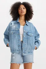 Campera de jean celeste con apliques de tela estampada con motivos geométricos.