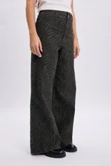 Pantalon de jean de corte ancho y tiro medio, con estampado animal print tipo cebra en color verde militar y negro.