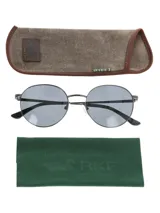 Lentes de sol unisex RKF Mezzano con armazón redondo de acero inoxidable reciclado color plateado y cristales polarizados grises con protección UV. Incluye estuche rígido de tela y paño de limpieza.