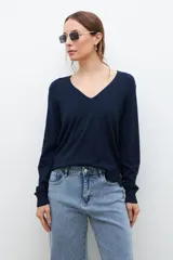 Sweater azul marino de tejido de punto fino, con escote en V y mangas largas.