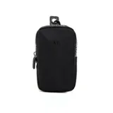 Bandolera mini negra de poliéster con correa regulable, acceso con cierre, un compartimento, un bolsillo interno con cierre y dos bolsillos externos abiertos.